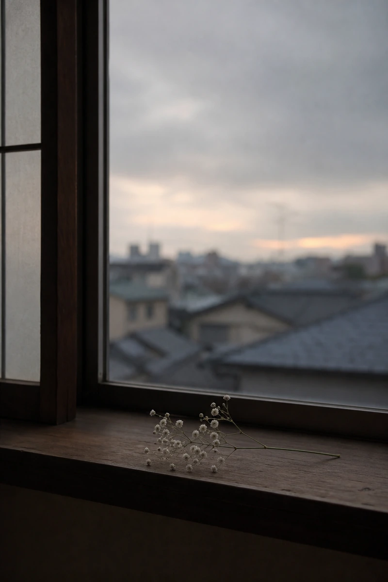 凪。代表の竹下夕子が、飼い主に代わって火葬の場に立ち会い、静かに手を合わせている